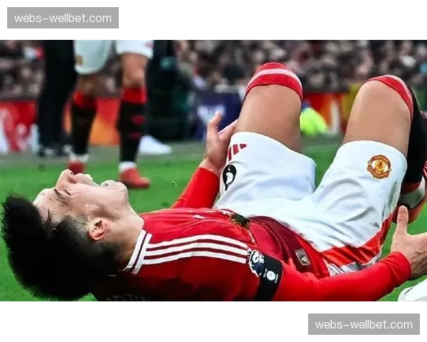 曼联后场出球犹豫，卢克肖传球失误频频暴露体系问题